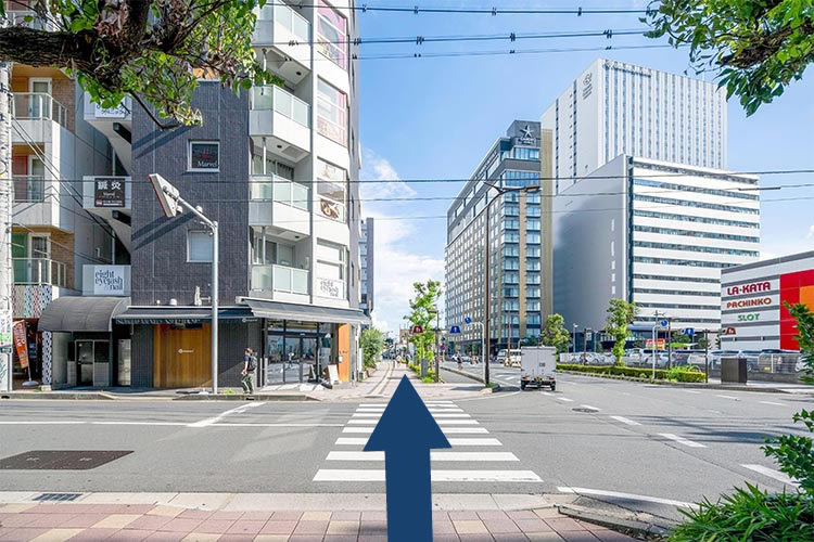 横断歩道を渡り、しばらく直進します